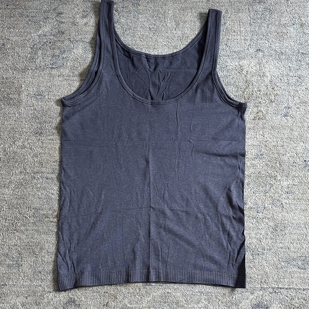 Lululemon women’s scoop neck tank top
Size:see measurements 
Color: gray